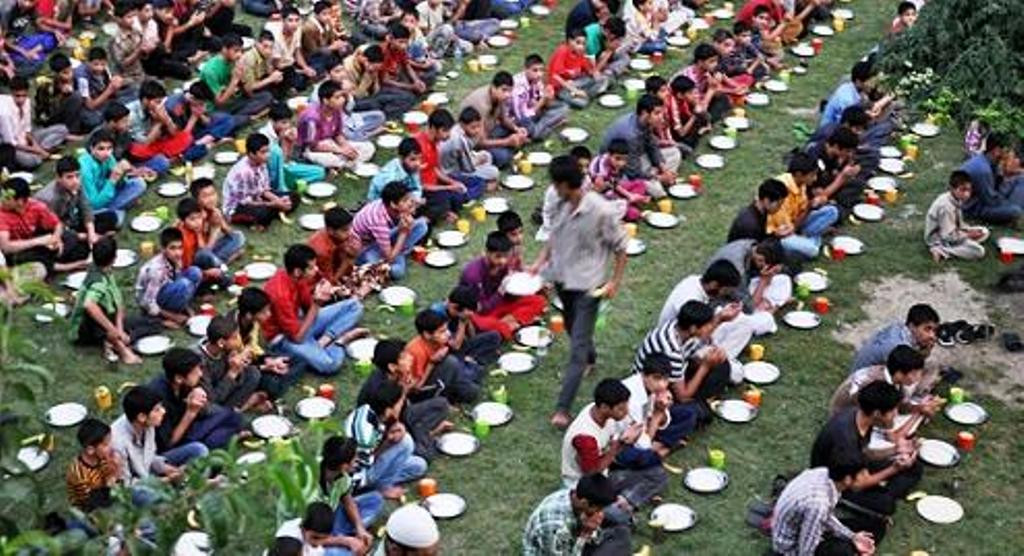 Warga Kashmir berbuka puasa bersama/greaterkashmir.com.