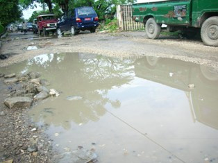 Jelang Mudik, Jalan Rusak di Kota Kupang hanya Ditambal