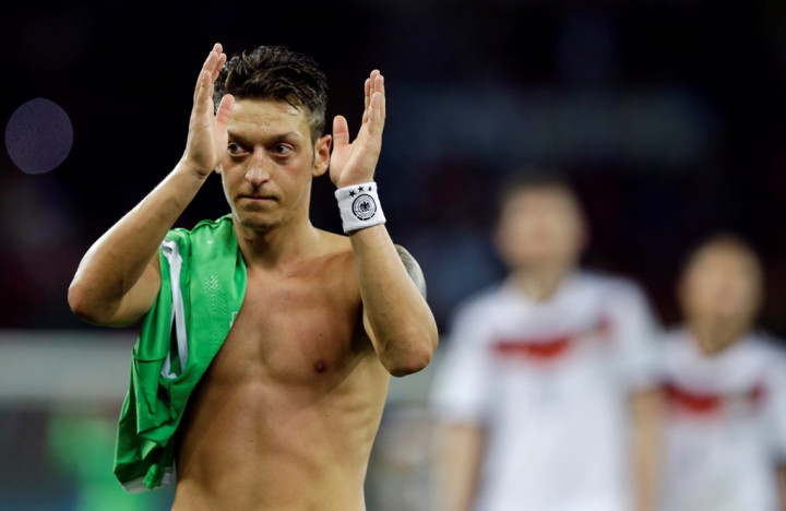 Oezil Dikritik, Kross Membela