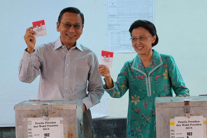 Boediono: Masyarakat Mampu Menahan Diri