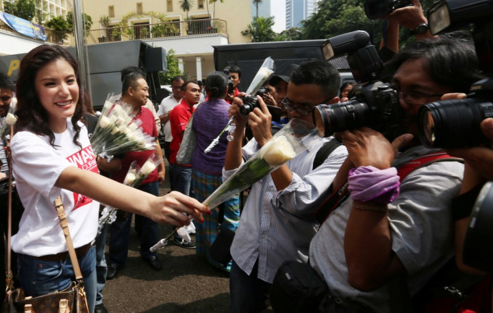 Olga Lydia Hampir Kebablasan Celup Jari ke Tinta