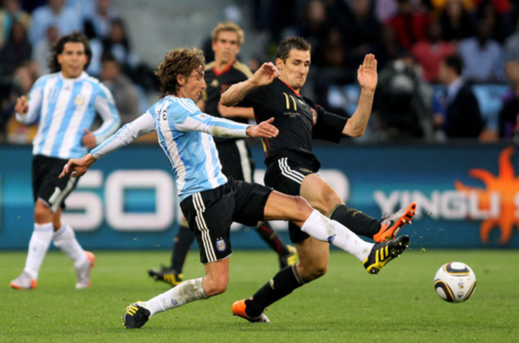 Gabriel Heinze dari Argentina dan Miroslav Klose dari Jerman berebut bola pada perempat final Piala Dunia 2010 di Green Point Stadium di Cape Town, Afrika Selatan, 3 Juli 2010 in Cape Town. (www.zimbio.com)