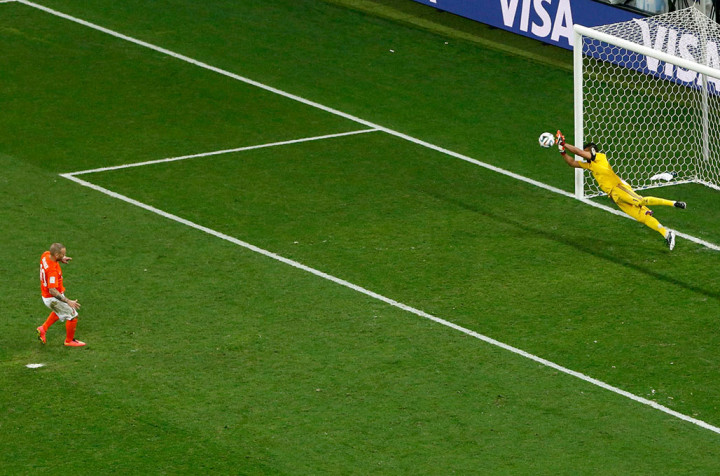 Van Gaal Ajari Kiper Argentina Cara Hentikan Bola Penalti