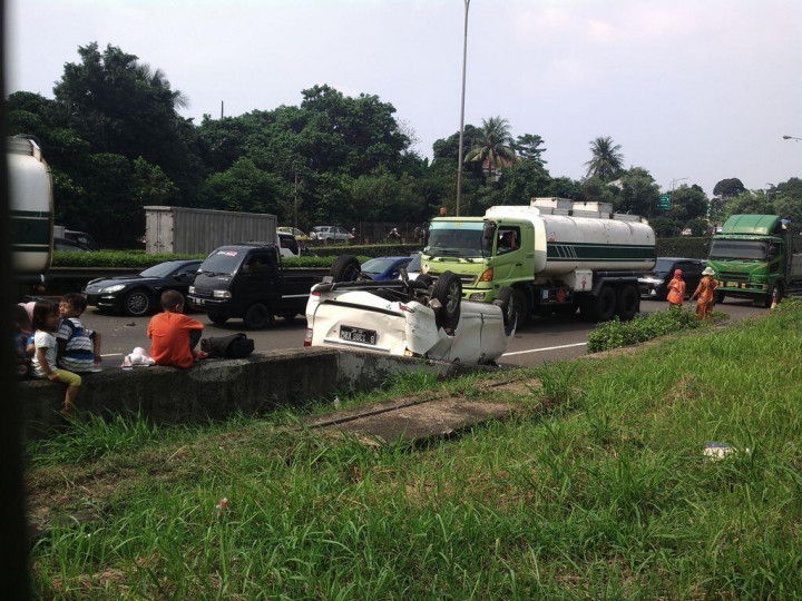Sebuah Mobil Terbalik di Tol Lingkar Luar Kebagusan