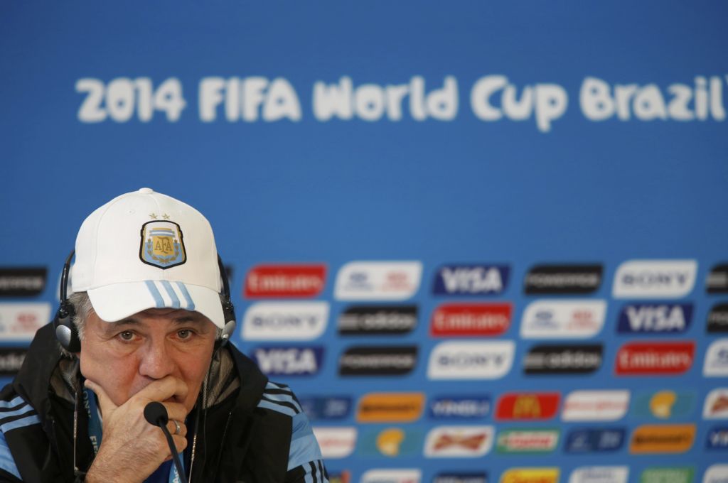 Alejandro Sabella tanpa didampingi pemain saat menghadiri konferensi pers (REUTERS/Edgard Garrido)