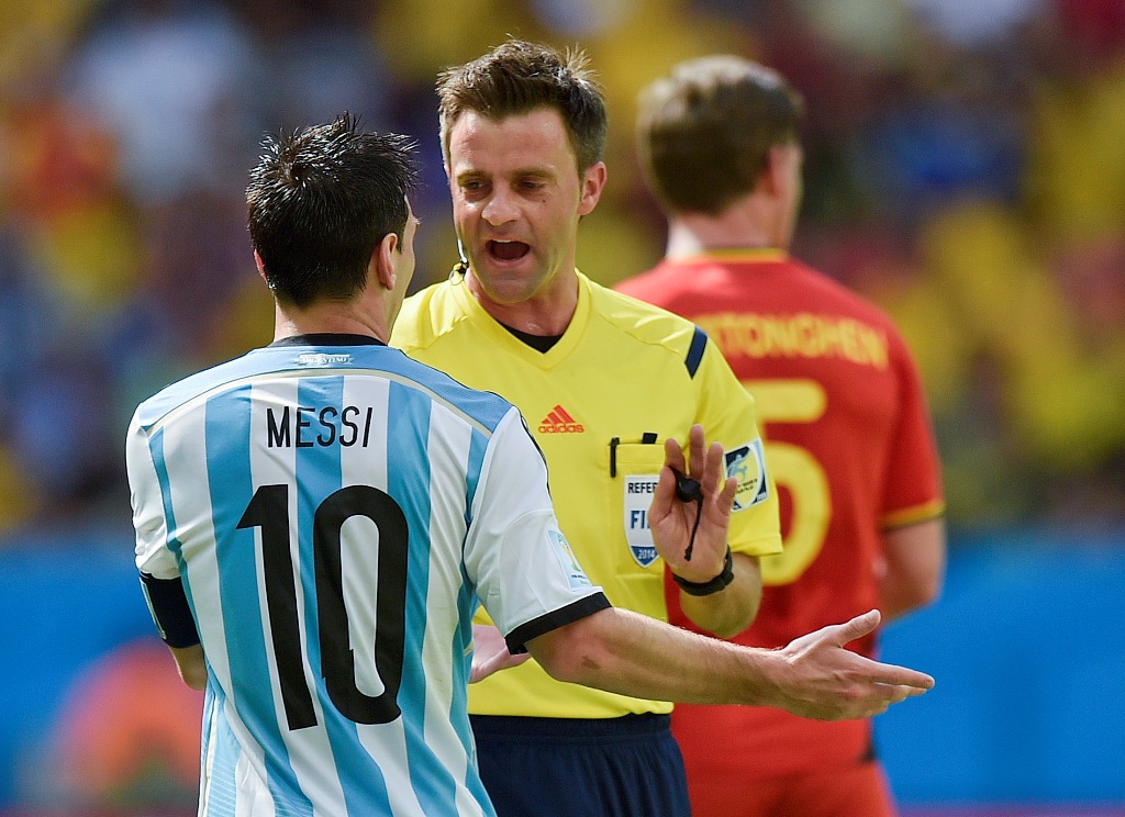 Nicola Rizzoli saat berdebat dengan Messi di laga Argentina versus Belgia (AP Photo/Martin Meissner)