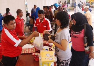 Pasar Murah, Lansia pun Ikut Berebut