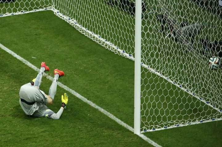 Julio Cesar Gantung Sepatu dari Timnas Brasil