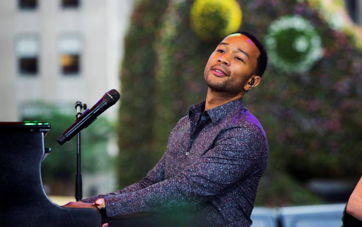 John Legend Rilis Video Klip 'You & I (Nobody in the World)'