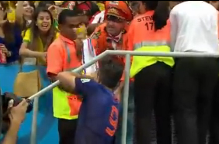 Van Persie Berikan Medali ke Penonton Misterius