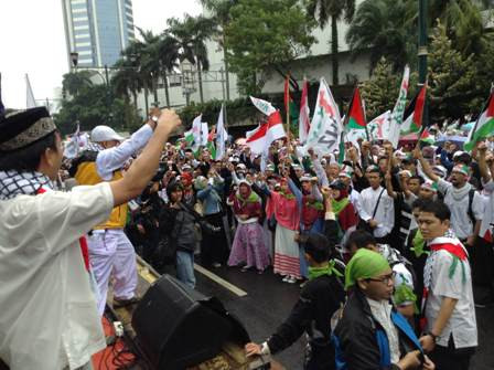 Meski Hujan, Ribuan Massa Tetap Berorasi untuk Palestina