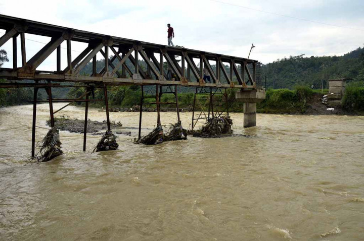 Banjir Bandang Runtuhkan Jembatan di Trenggalek