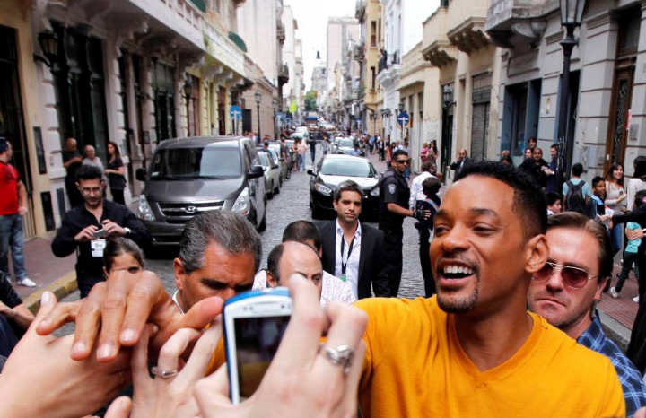 Will Smith Dikuntit Perempuan Nyaris Bugil