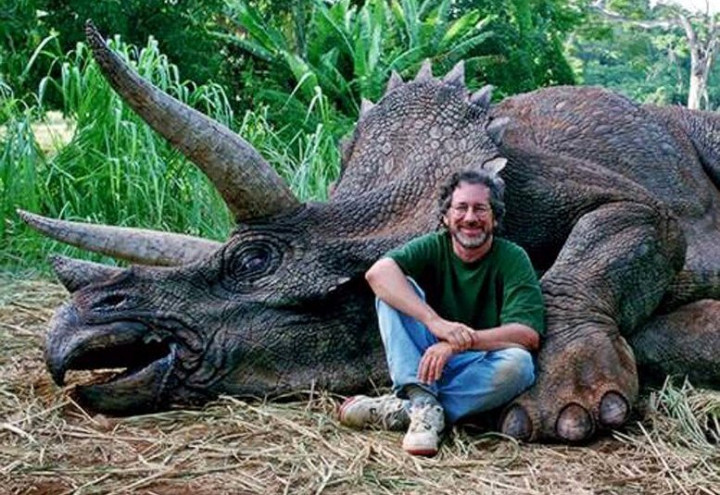 Berfoto dengan Dinosaurus, Steven Spielberg Dihujat