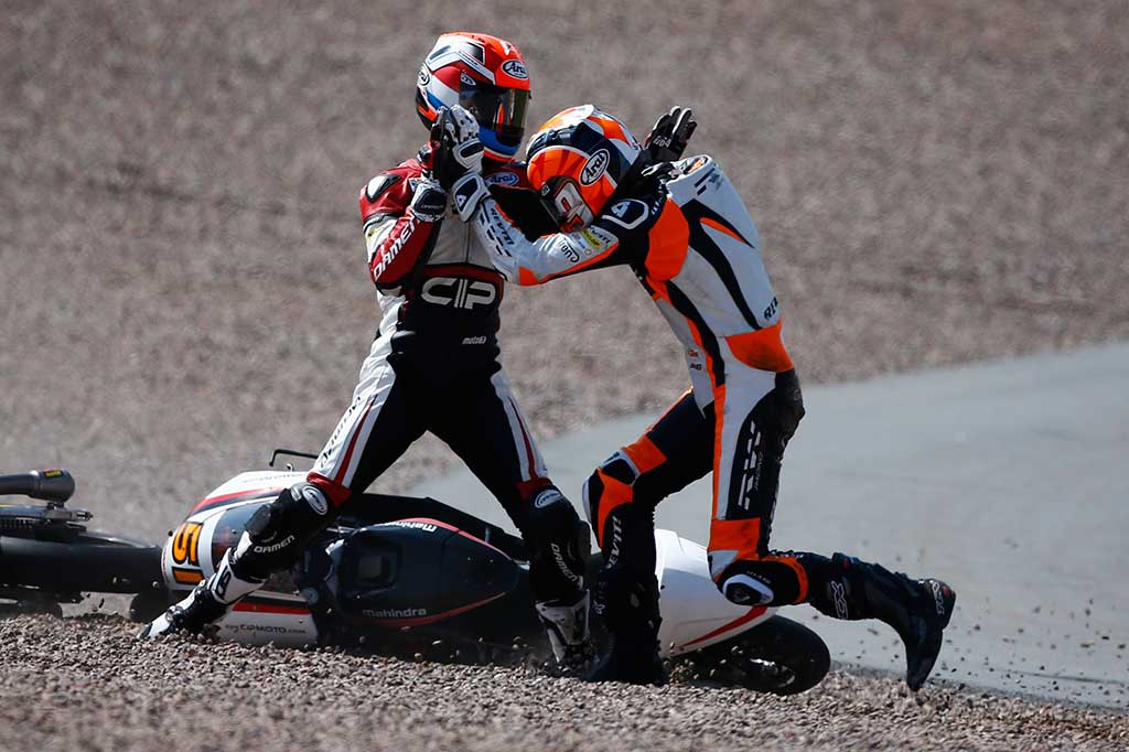 Terjatuh Saat Balapan, Dua Pembalap Moto3 Berkelahi
