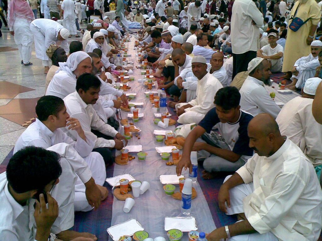 Berbuka Puasa di Masjidil Haram.