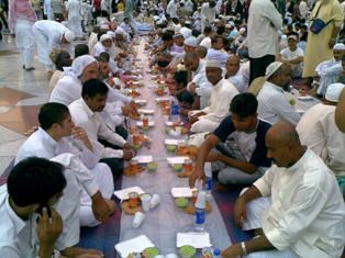 Warga Makkah Berlomba-lomba Siapkan Iftar