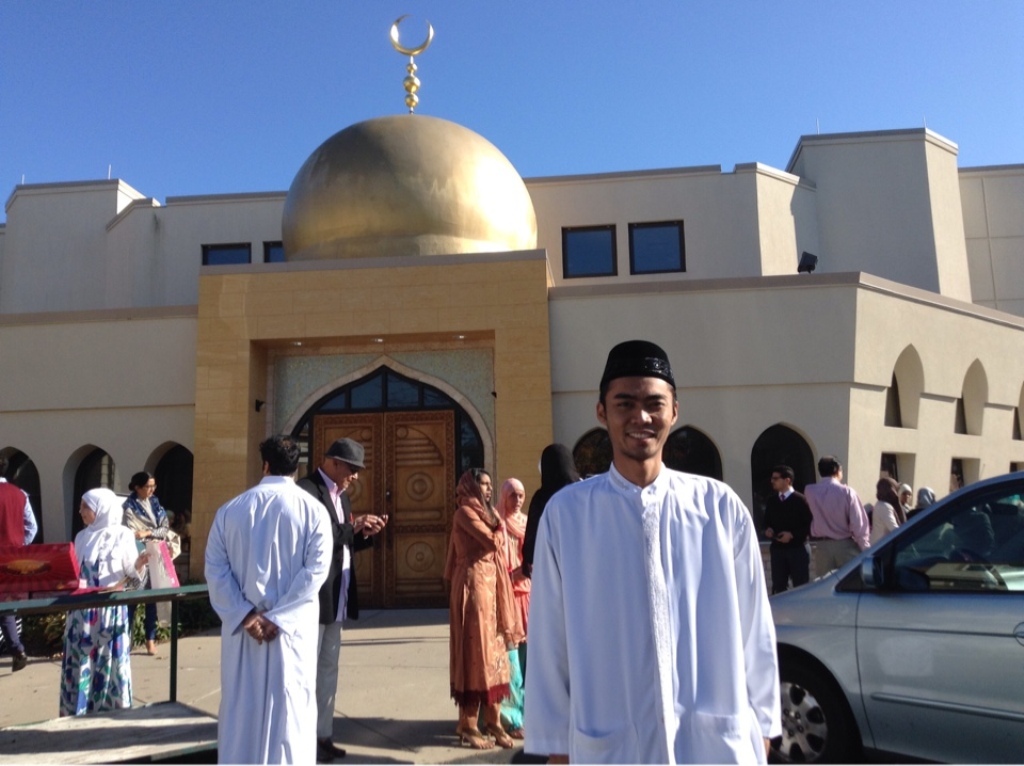 Gugun Gumilar di depan masjid/Dokumentasi pribadi.