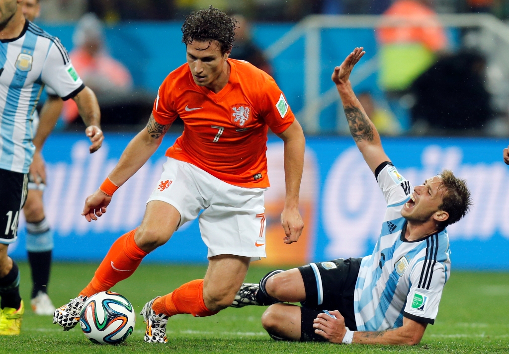 Daryl Janmaat (oranye).(foto:AP/Frank Augstein)