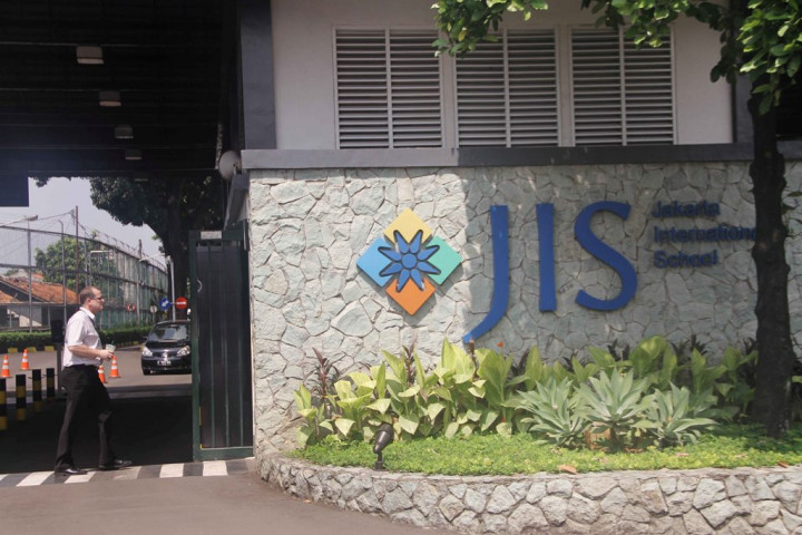 Diiringi Isak Tangis, 2 Istri Tersangka JIS Mohon Suami Dilepaskan