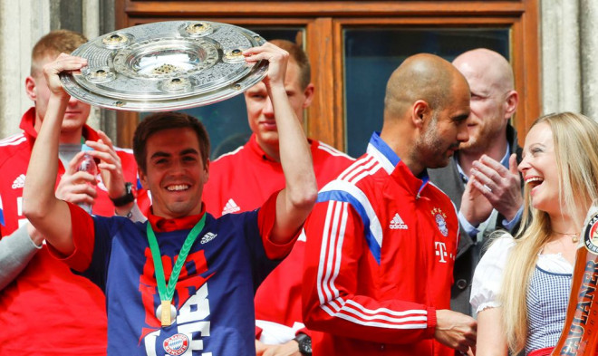 Phillip Lahm mengangkat trofi Bundesliga.(foto: Reuters/Michaela Rehle)