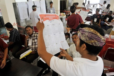  Rekapitulasi Suara di Denpasar Berlangsung Ricuh