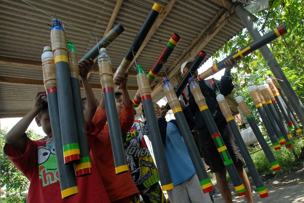 Anak-anak bedil lodong/ANT/ADENG BUSTOMI.