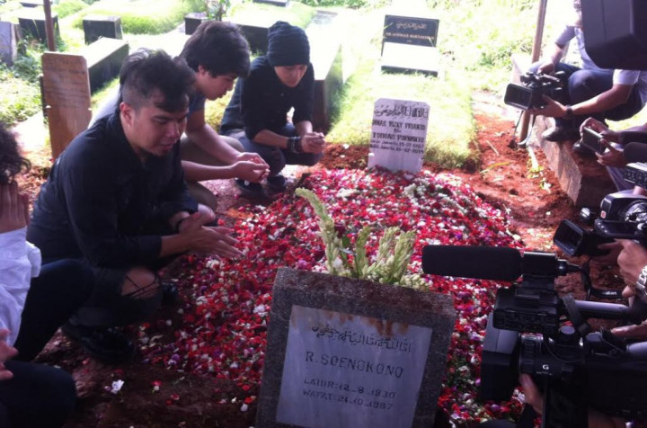 Ahmad Dhani Melayat Adik Mitha 'The Virgin' 