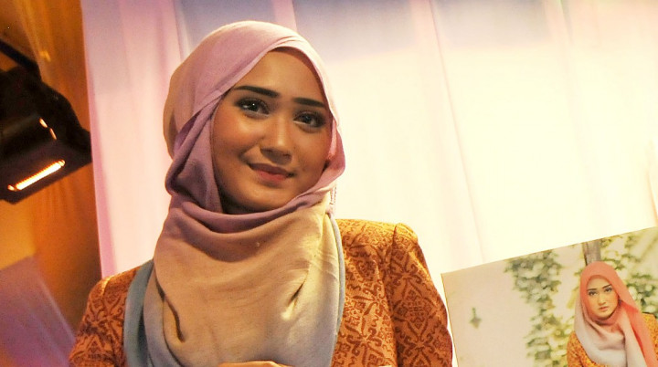 Cari Inspirasi Busana, Dian Pelangi Lakukan Ini