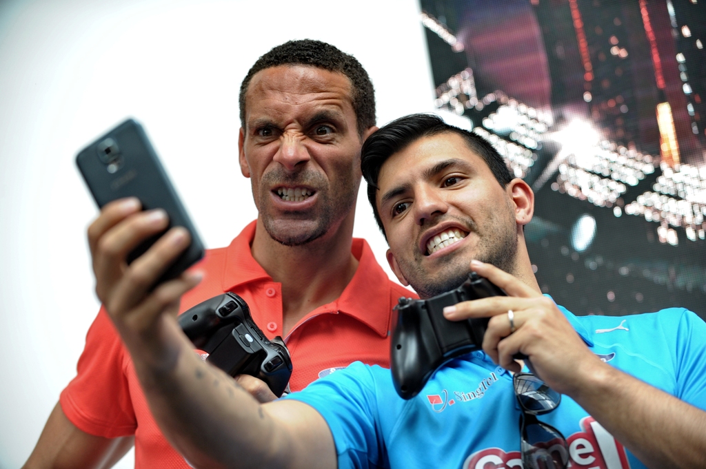 Rio Ferdinand (kiri).(foto:AFP/Roslan Rahman)