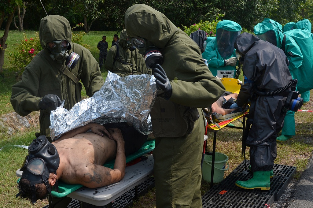 Pasukan darat AS mengikuti latihan pembersihan radiasi bahan kimia berbahaya di Sattahip, Thailand -- PORNCHAI KITTIWONGSAKUL / AFP