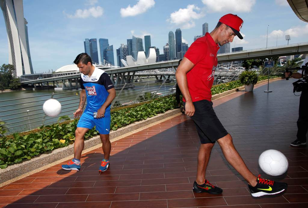 Rio Ferdinand (merah) tak lagi jadi penggawa MU.(foto:Reuters/Edgar Su)