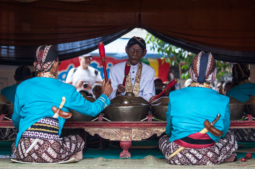 Abdi Dalem Keraton Yogyakarta memainkan gamelan --ANTARA/Sigid Kurniawan