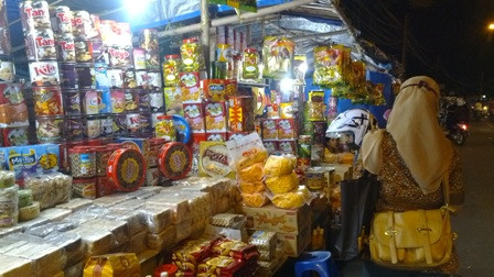 Jelang Lebaran, 'Minimarket' Biskuit Menjamur di Jalan Raya Bogor