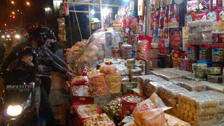 Jual Cemilan Lebaran, Omset Pedagang Capai Rp15 Juta Sehari