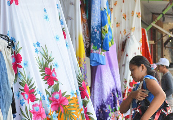 ​Jelang Lebaran, Mukena Motif Bali Laris Manis