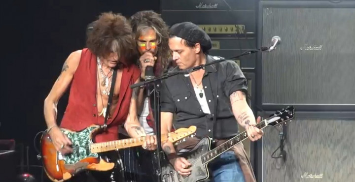 Keren! Johnny Depp Sepanggung dengan Aerosmith