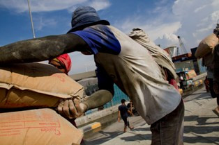 Manfaat Minuman Isotonik bagi Pekerja Berat yang Berpuasa