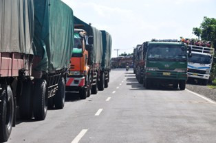 Terjebak, Sopir Truk Bertahan Hingga Jembatan Comal bisa Dilalui