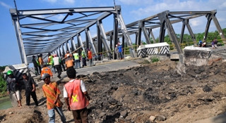 Jembatan Comal Masih Ambles, Lalin akan Dialihkan Lewat Laut 