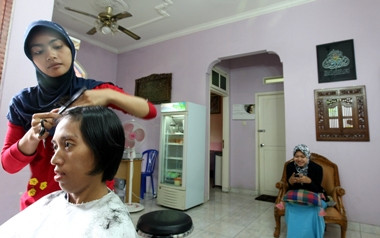 Jelang Lebaran, Salon Kecantikan Dipadati Pelanggan