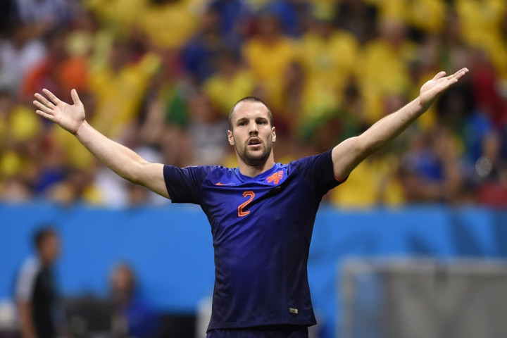 Paul Lambert: Ron Vlaar Tidak akan Dijual!
