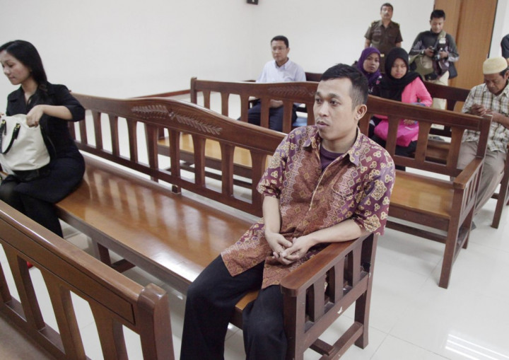 Dituntut 2.5 Tahun, Istri Hendra Teteskan Air Mata