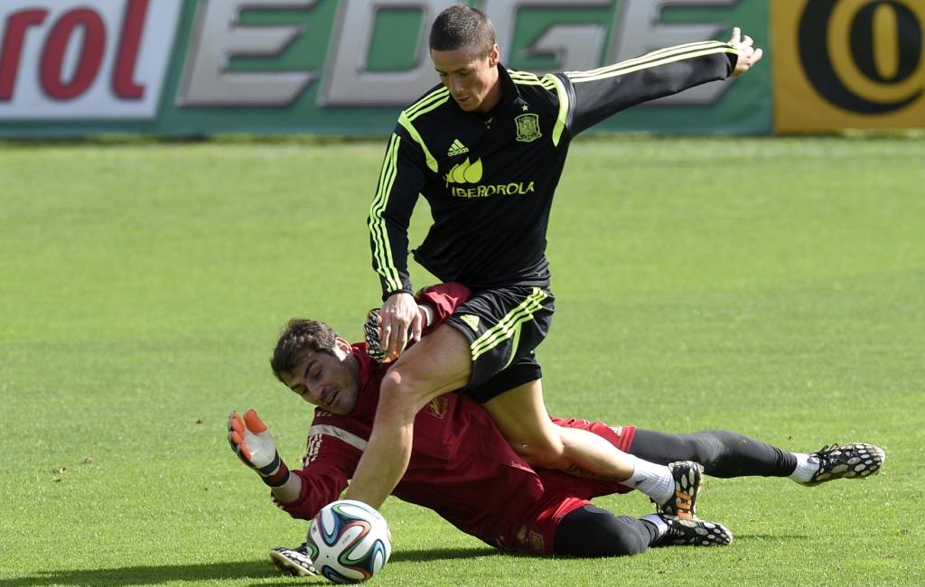 Fernando Torres melewati kiper Iker Casillas.(foto:Lluis Gene)