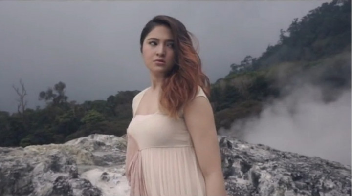 Lepas Hijab, Marshanda: <i>It's Not the End of the World</i>