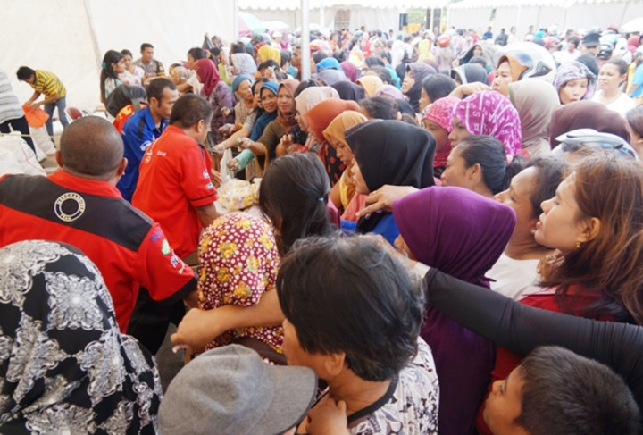 Demi Sembako Murah, Ratusan Ibu-Ibu di Sukabumi Rela Berdesakan 