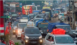 Klari-Simpang Jomin Karawang Macet hingga 20 Km
