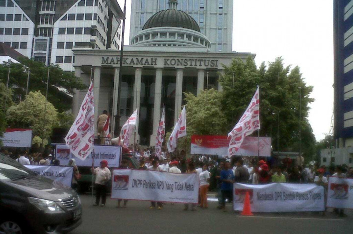 Unjuk Rasa di Depan MK Tuntut Pemungutan Suara Ulang