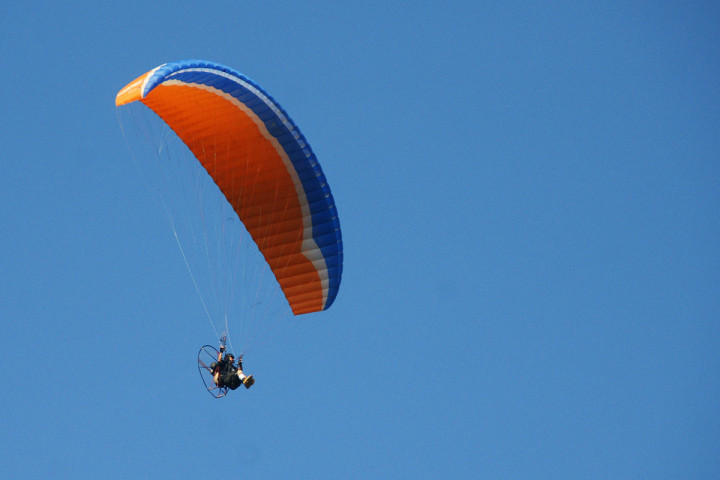 Terbang Meliput Arus Mudik dengan Paramotor 