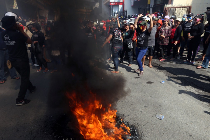 Petugas Keamanan Bentrok dengan Warga di Lokalisasi Dolly 